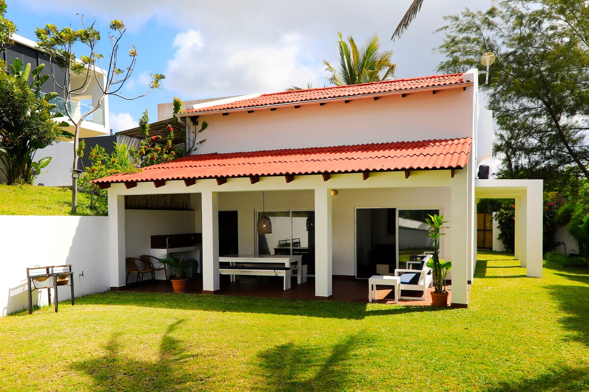 Casa das Palmeiras house and palm-filled garden