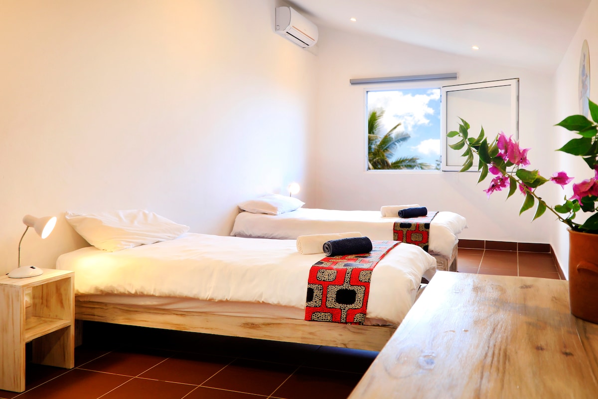 Bedroom 4 with two single beds